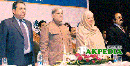 Zakia Khan with Shahbaz Sharif at PUF ceremny
