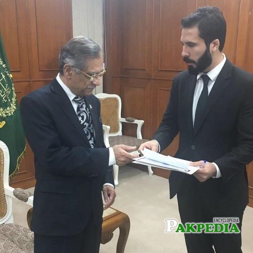 Hassan Niazi with Saqib Nisar