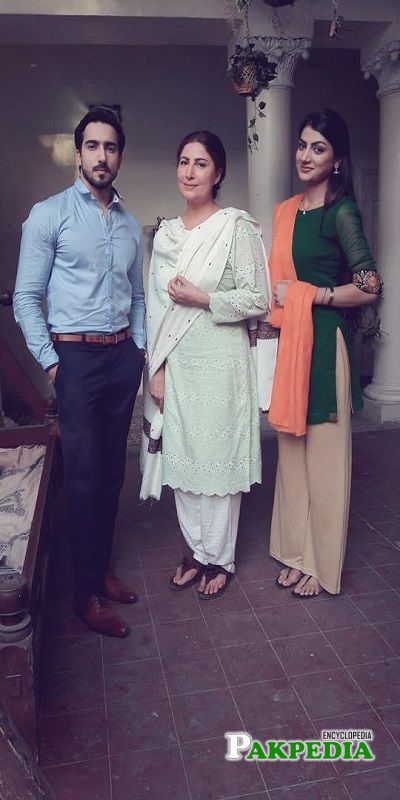 Faraz Farooqi on sets with his costars