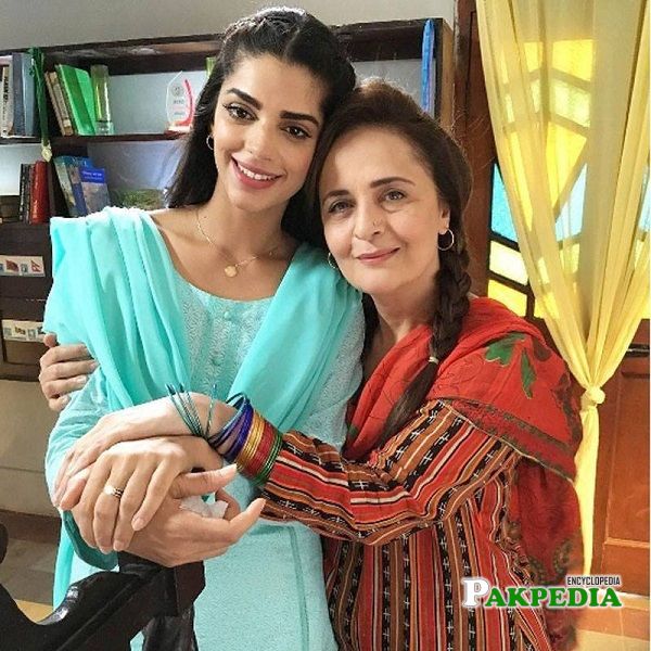 Sanam Saeed with Hina Bayat on sets