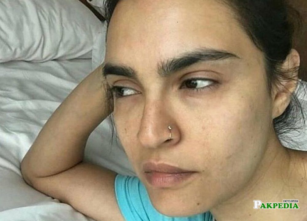 Nadia Hussain challenging no makeup selfie
