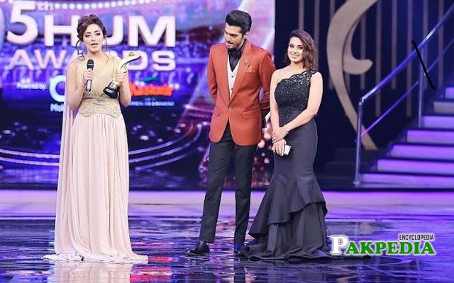 Sanam while receiving her best soap actress award