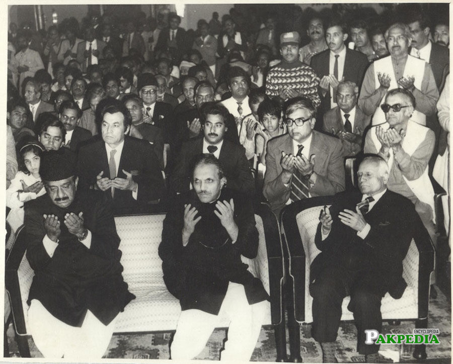 General Zia ul Haq, Governor of Punjab Qureshi, Justice Anwar ul Haq, Dr. M. A Soofi are sitting in the marriage