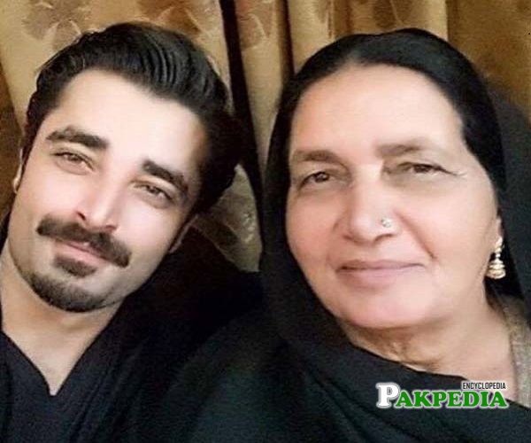Hamza Ali Abbasi with his mother