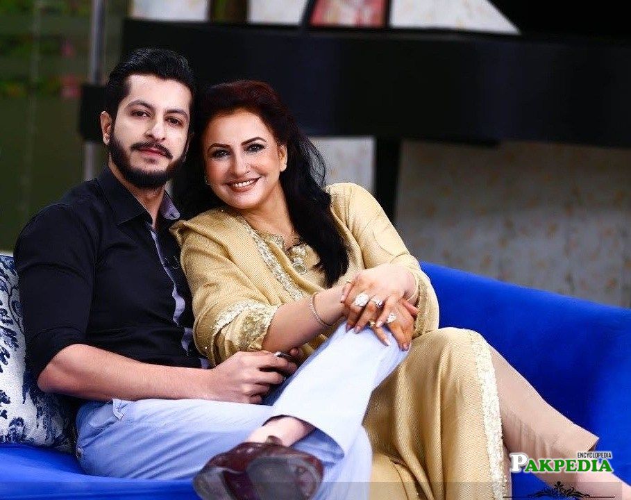 Arslan Faisal with his beautiful mother Saba Faisal in a morning show