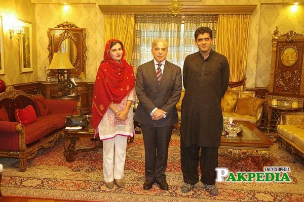 Mehwish Sultana with Shahbaz Sharif at his house