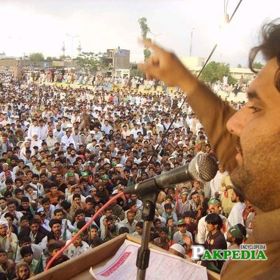 Majeed Niazi while addressing with people