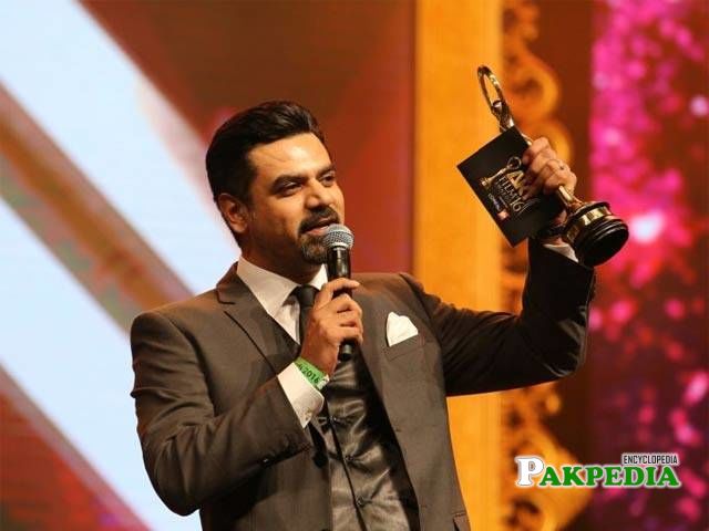 Vasay chaudhry while receiving his award