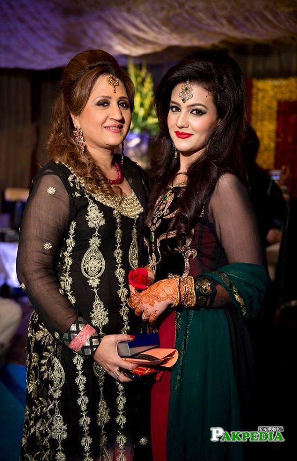 Asma abbas with her daughter Zara noor abbas