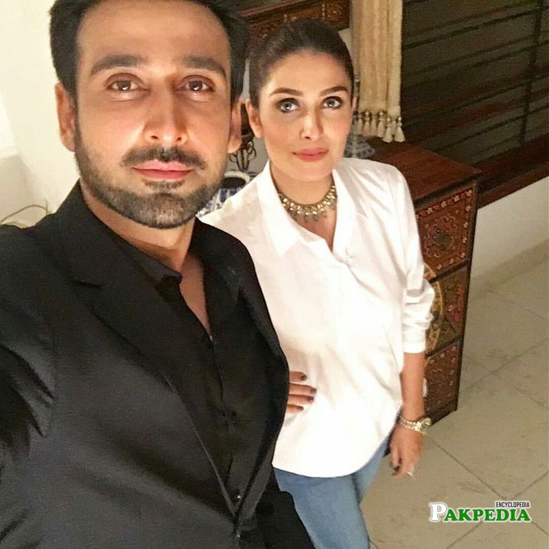 Sami khan with Ayeza on sets of 'Tau dil ka kia hua'