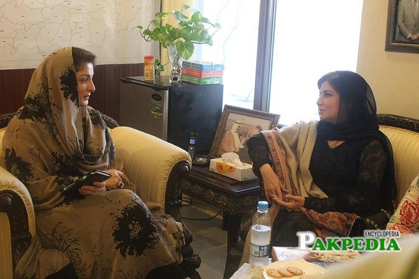 Sumaira Malik with Mariam Nawaz on discussion of politics