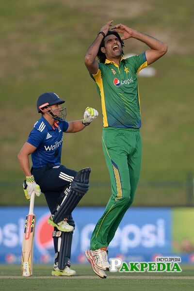 Mohammad Irfan bowling