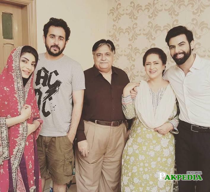 Mariam Ansari with the cast of 'Be-Aaib'