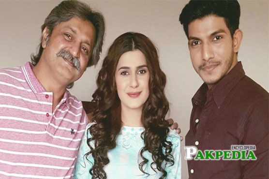 Mohsin Abbas with the cast of 'Muqabil'