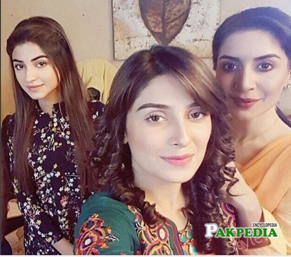 Kinza Hashmi on the sets of 'Mohabbat tum se nafrat hai'