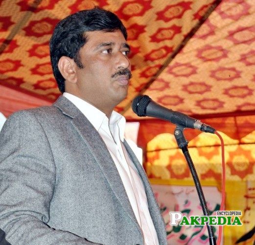 Azhar Qayyum while addressing with people