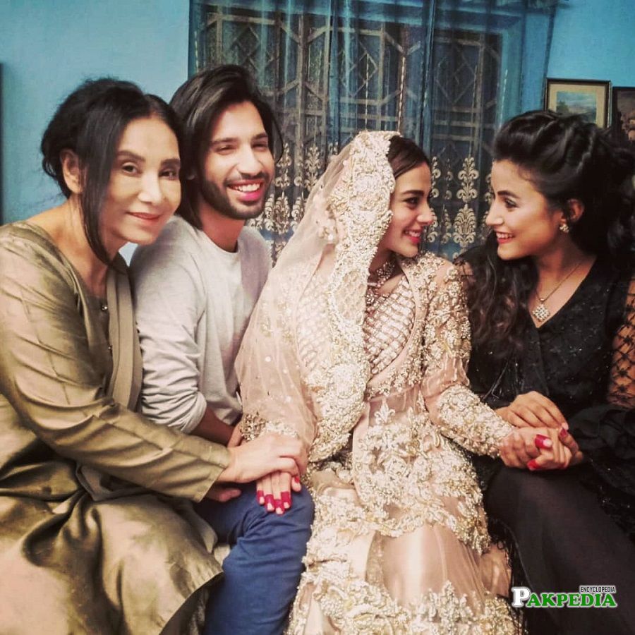 Ammara Butt with cast of Ranjha Ranjha Kardi