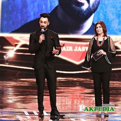 Umair while receiving the most stylish performer award