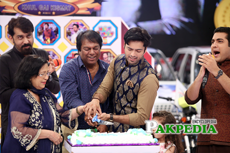 Fahad mustafa celebrating his birthday on jeeto pakistan