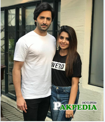 Anumta qureshi with danish on the sets