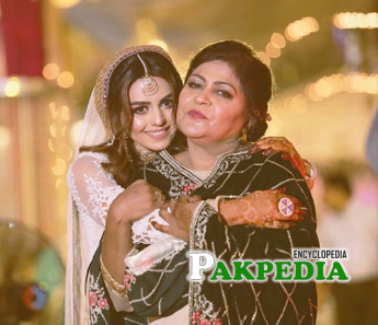 Anumt qureshi with her mother