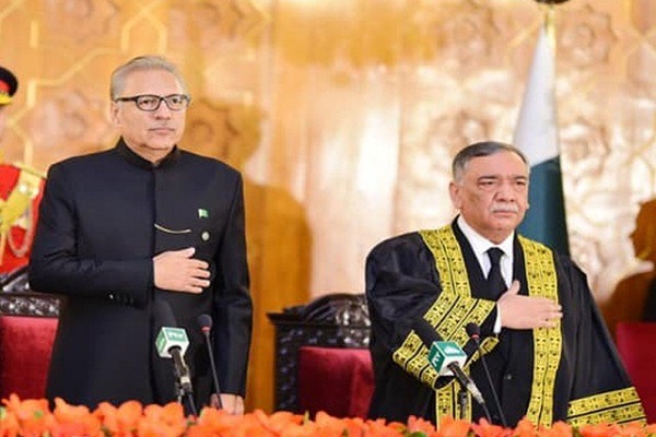 Asif Saeed Khosa taking an oath