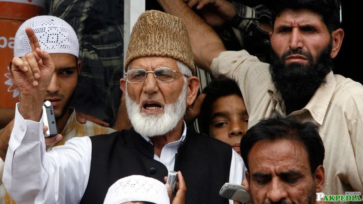 Syed Ali Shah Geelani infront of People