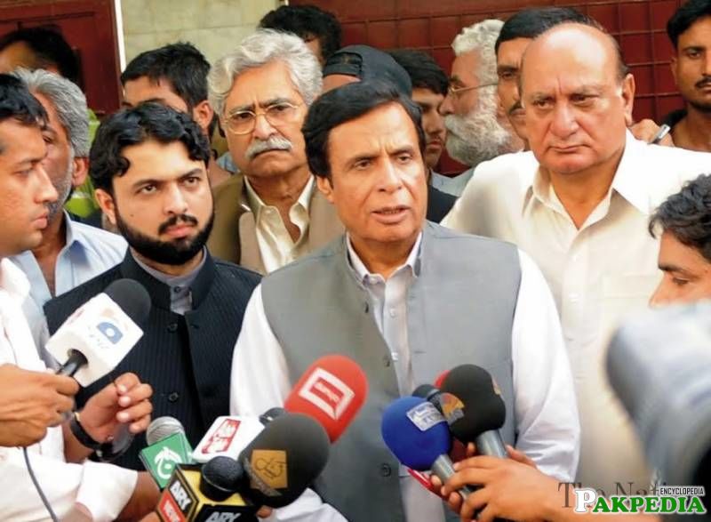 Chaudhry Pervaiz Elahi doing media talk