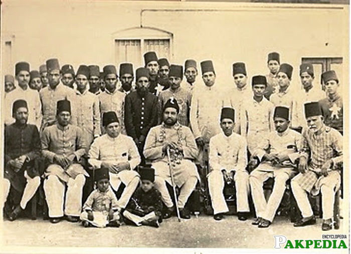 Bahadur Yar Jung talking to People