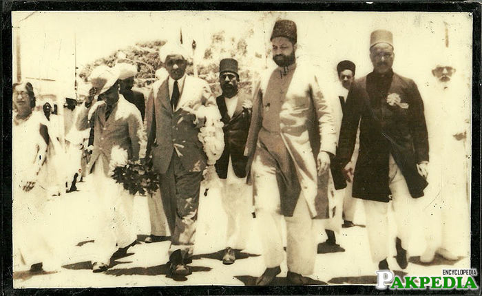 Bahadur Yar Jung with People
