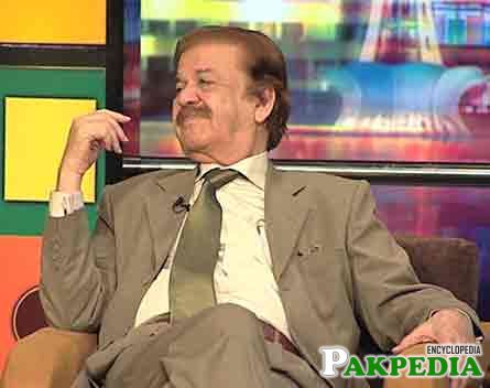 Qazi Wajid in (Mazakraat) comedy show