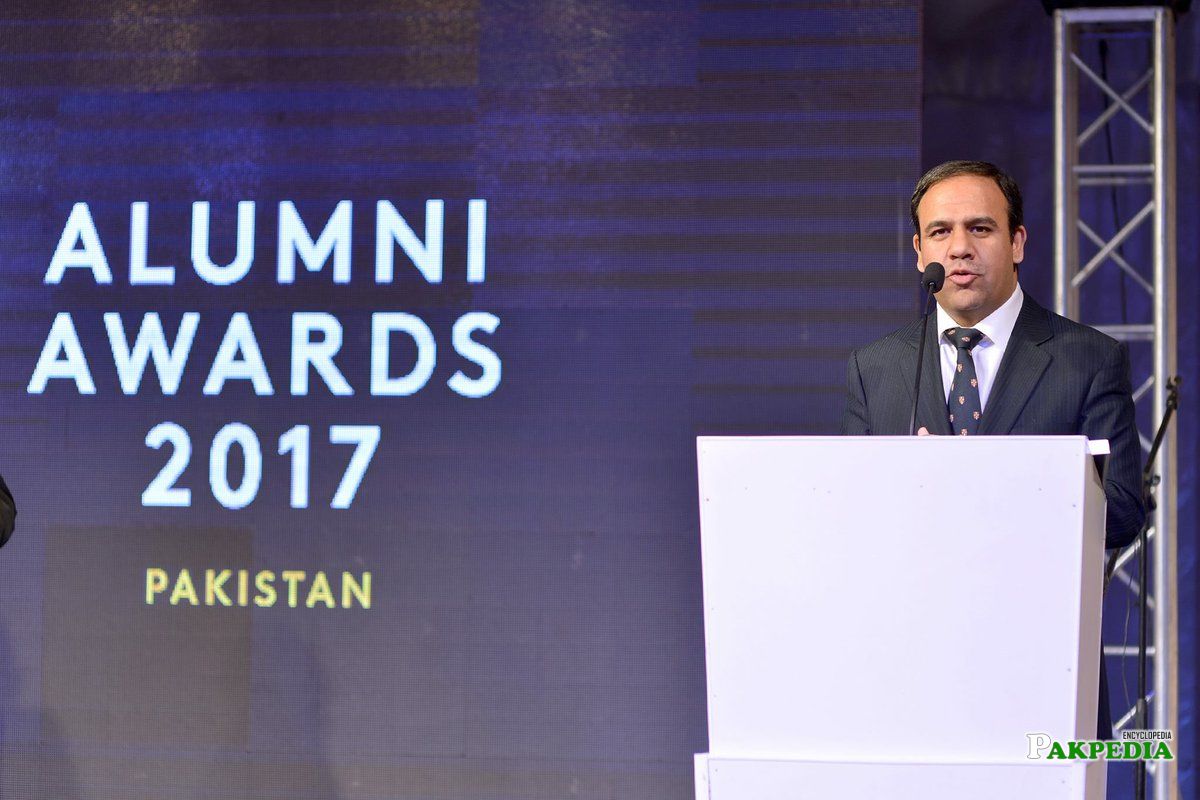 Dr umar at alumini awards