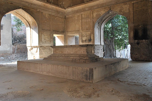 zaib un nisa tomb